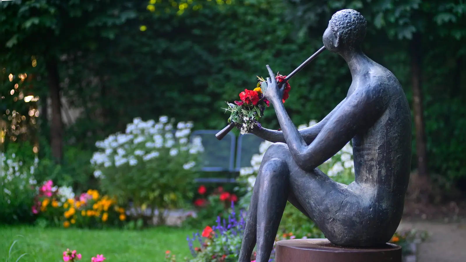 Zur Bachwoche hat Ernst Steinackers Flötenspieler Blumen bekommen. (Foto: Jim Albright)