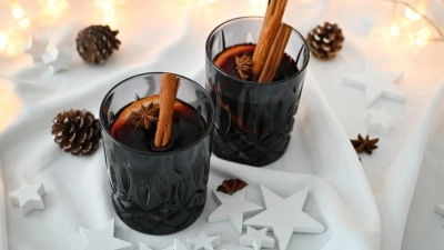 Im selbst gemachten Glühwein dürfen Orange und weihnachtliche Gewürze nicht fehlen - die Tonkabohne gibt dem Getränk noch mal eine ganz besondere Note. (Foto: Julia Uehren/loeffelgenuss.de/dpa-tmn)