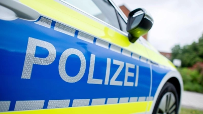 Die Polizei stellt die beiden Anscheinswaffen der Jugendlichen sicher. (Symbolbild)  (Foto: Hauke-Christian Dittrich/dpa)