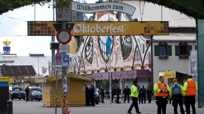 Bis 17.30 Uhr blieb das Oktoberfest nach einer Drohung geschlossen.  (Foto: Michael Faulhaber/dpa)