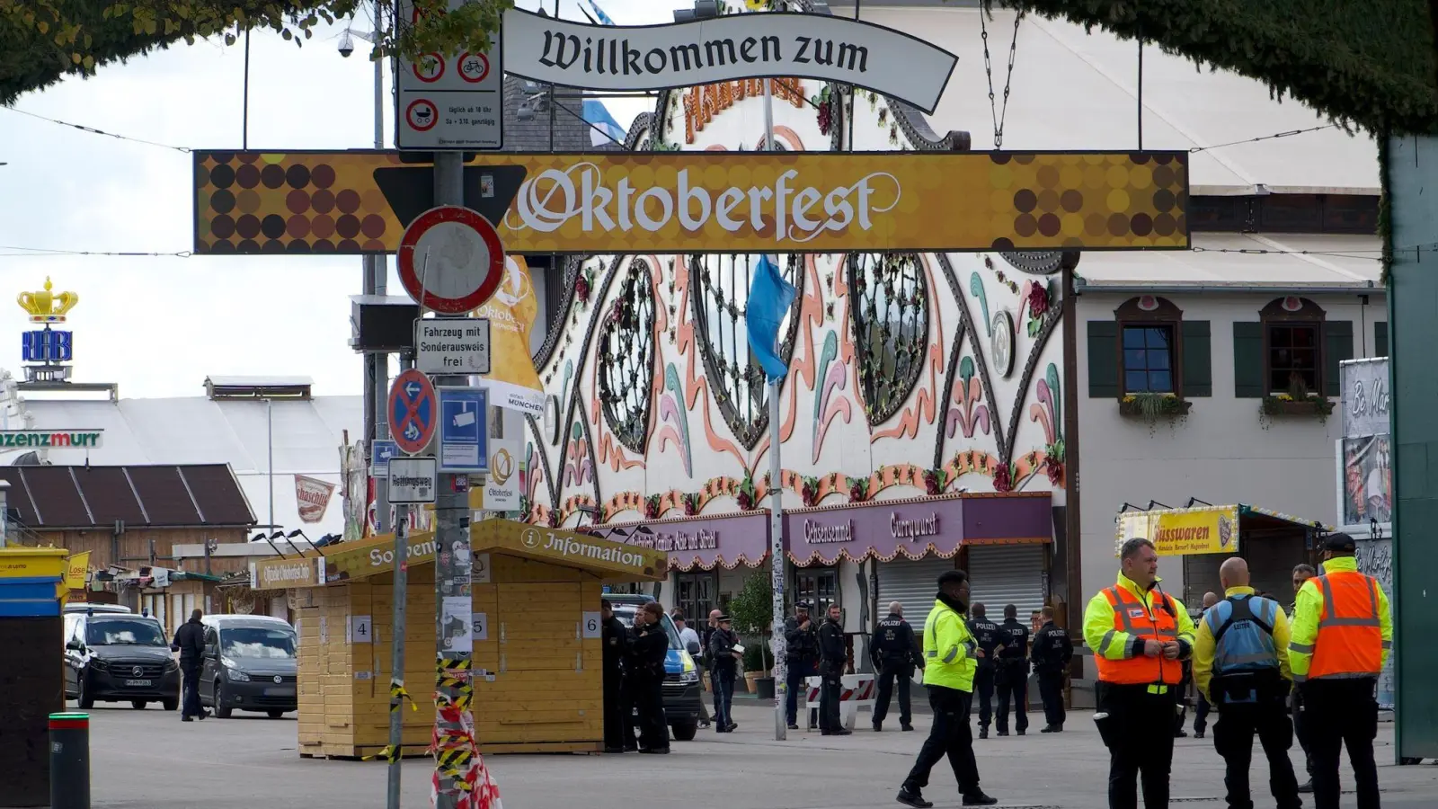 Bis 17.30 Uhr blieb das Oktoberfest nach einer Drohung geschlossen.  (Foto: Michael Faulhaber/dpa)