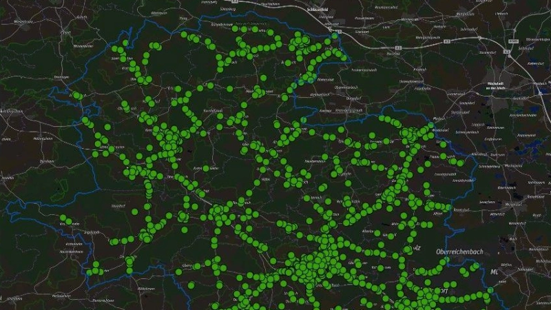 Diese Grafik präsentierte PI-Inspektionsleiter Carsten Keller in der Stadtratssitzung. Die blaue Umrandung markiert das Einsatzgebiet der Polizeiinspektion, die grünen Punkte zeigen, wo im Jahr 2025 die größte Anzahl angezeigter Delikte war. Wenig überraschend: der innere Bereich der Kreisstadt Neustadt bildet den Schwerpunkt.  (Foto: Polizei Neustadt/Aisch; Carsten Keller)