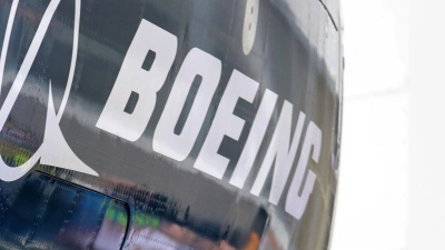 Nach zwei Abstürzen von Maschinen des Typs 737 Max mit 346 Todesopfern entging Boeing zunächst mit Versprechen der Strafverfolgung. (Archivbild) (Foto: Elaine Thompson/AP/dpa)