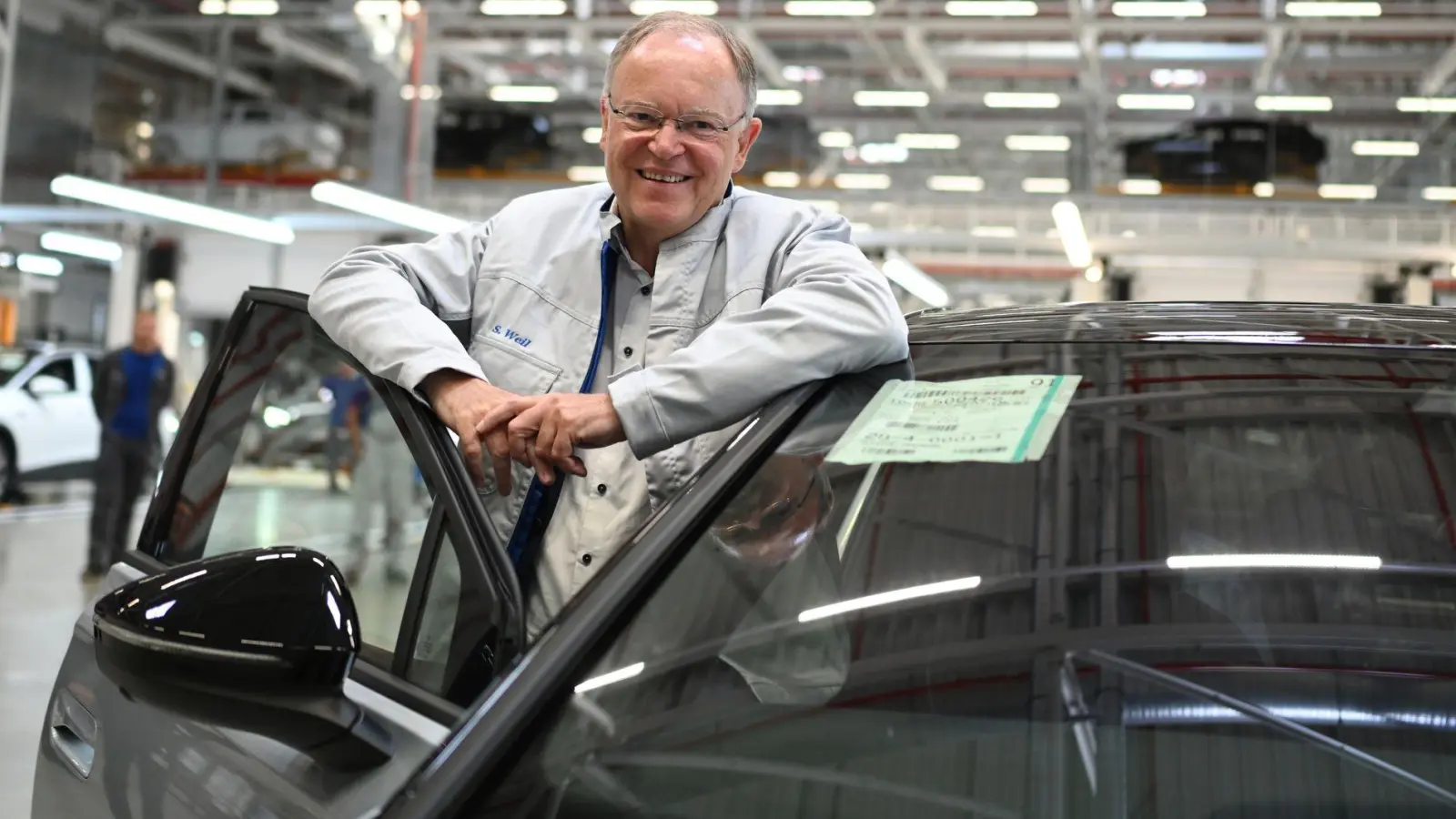 Niedersachsens Ministerpräsident Weil, hier im VW-Werk Emden, weiß um die Bedeutung des Autokonzerns für sein Bundesland. (Archivbild) (Foto: Lars Penning/dpa)