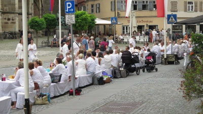 Friedensdinner in Dinkelsbühls Altstadt: Gäste aus nah und fern nahmen an der langen, ganz in Weiß gedeckten Tafel Platz. (Foto: Alexander Schäffer)