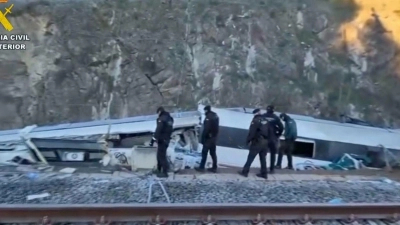 In den besonders stark zerstörten Waggons wurden noch mindestens zwei Tote vermutet. (Foto: -/Guardia Civil via AP/dpa)