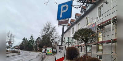 Ein Parkschild in der Rothenburger Straße wurde beklebt. (Foto: Anna Franck)