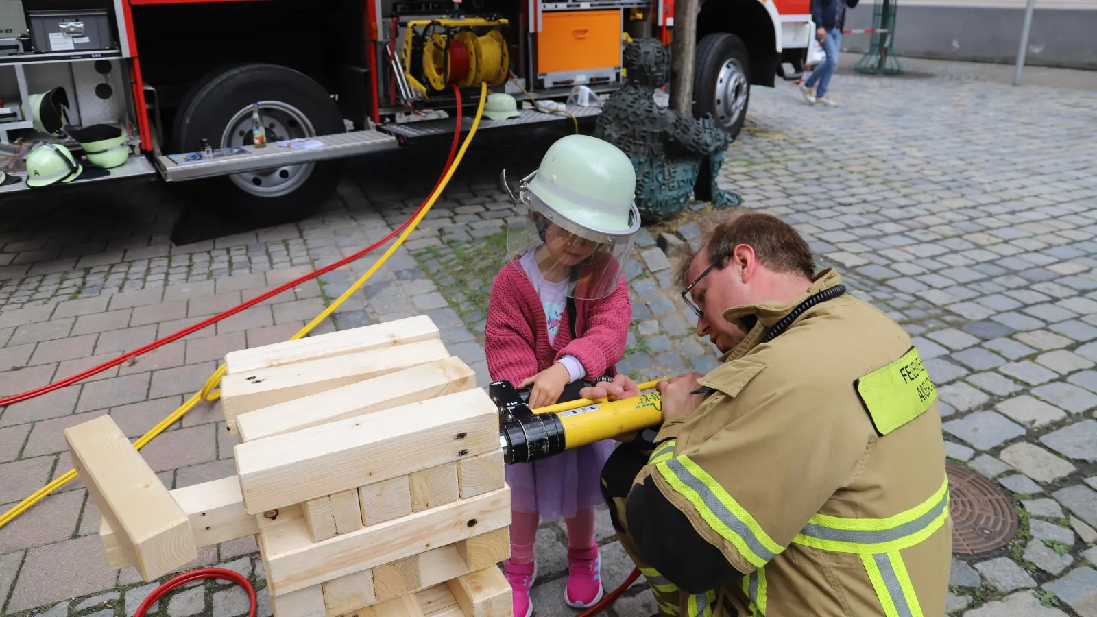 Mit einem Helm ausgestattet, macht das Mädchen an dieser Station der Kinderrallye mit. (Foto: Oliver Herbst)