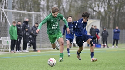 Die U17 der SpVgg Ansbach um Kapitän Fabian Filbig (links, hier gegen den Wendelsteiner Lorenzo Madeddu) bleibt nach dem Sieg gegen Bayreuth im Aufstiegsrennen zur Bayernliga. (Foto: Martin Rügner)