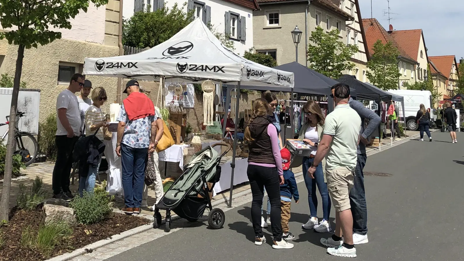 In Sugenheim ist am Sonntag viel geboten. Der Frühjahrsmarkt lädt zum Bummeln, Schauen und Einkaufen ein. (Foto: Gemeinde Sugenheim)