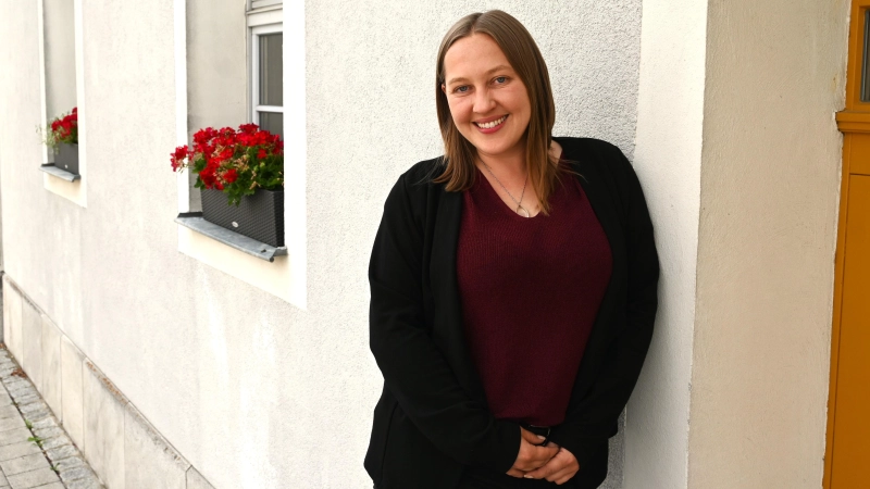 Eileen Gillwald ist seit Mai Bürgermeisterin in Oberdachstetten. Das Foto wollte sie am liebsten vor dem Rathaus machen, denn dort stehen seit Kurzem „schöne neue Blumenkästen”. (Foto: Anna Beigel)