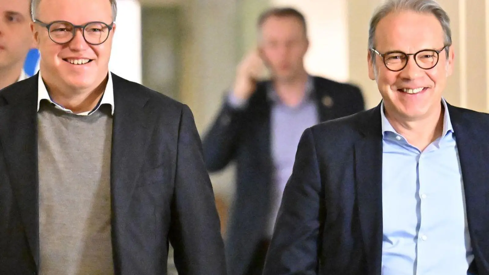 Thüringens CDU-Chef Mario Voigt, hier mit SPD-Landeschef Georg Maier, will Ministerpräsident werden - am liebsten im ersten Wahlgang. Dafür braucht er aber auch die Linke. (Foto: Martin Schutt/dpa)