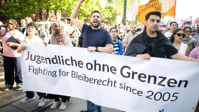 Lokal bilden sich immer wieder Unterstützerkreise, um die Abschiebung einzelner Ausreisepflichtiger zu verhindern. Bei dieser Demonstration in Bremen forderten Aktivisten generell großzügigere Regelungen für Migranten ohne Aufenthaltserlaubnis. (Symbolbild) (Foto: Sina Schuldt/dpa)