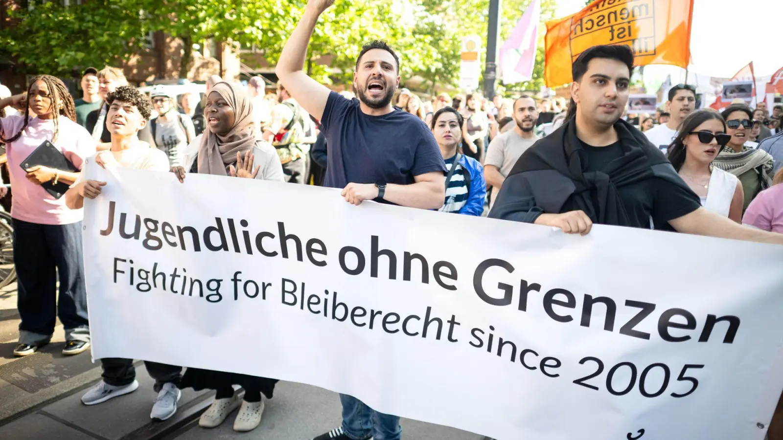 Lokal bilden sich immer wieder Unterstützerkreise, um die Abschiebung einzelner Ausreisepflichtiger zu verhindern. Bei dieser Demonstration in Bremen forderten Aktivisten generell großzügigere Regelungen für Migranten ohne Aufenthaltserlaubnis. (Symbolbild) (Foto: Sina Schuldt/dpa)