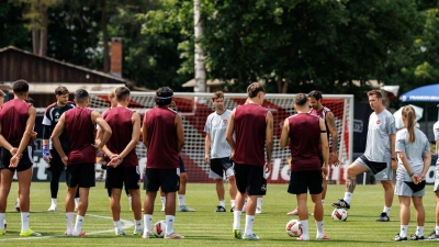 Trainer Miroslav Klose und seine Spieler des 1. FC Nürnberg. (Archivbild) (Foto: Daniel Karmann/dpa)