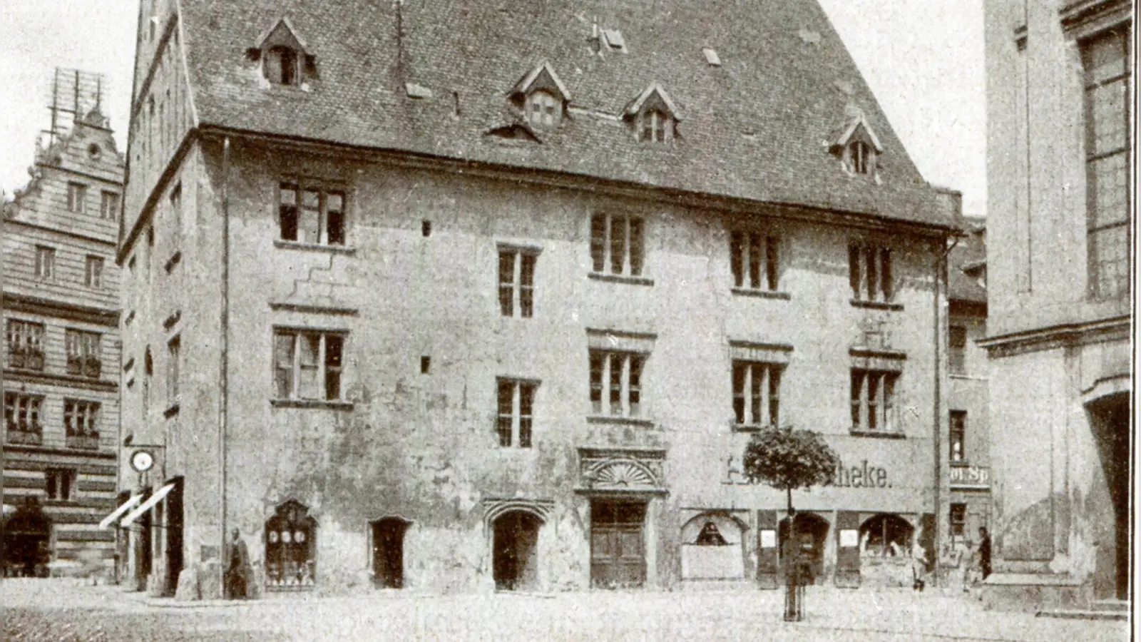 Das Stadthaus am heutigen Martin-Luther-Platz auf einer historischen Aufnahme: Die im Erdgeschoss beheimatete Hofapotheke ist auf der rechten Seite noch deutlich zu sehen. (Repro: Alexander Biernoth)