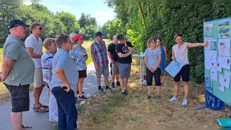 Welche Variante findet mehr Zuspruch? Stadtplanerin Andrea Heinlein (rechts) stellte den Teilnehmenden der Informationsveranstaltung zwei Varianten für den geplanten Bewegungspark vor. (Foto: Florian Schwab)