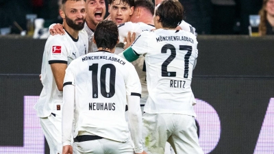Freude nach dem Gladbacher Führungstreffer. (Foto: David Inderlied/dpa)
