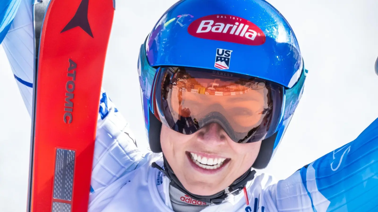 Mikaela Shiffrin jubelt über WM-Gold im Riesenslalom. (Foto: Michael Kappeler/dpa)