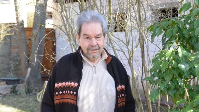 Heinrich Simon wird 75 Jahre alt und hängt sein Hobby an den Nagel. Er hörte nach 23 Jahren als Vorsitzender des Kreisvereins der Kaninchenzüchter auf und wird auch die Zucht aufgeben. Leicht fällt ihm das nicht. (Foto: Christa Frühwald)