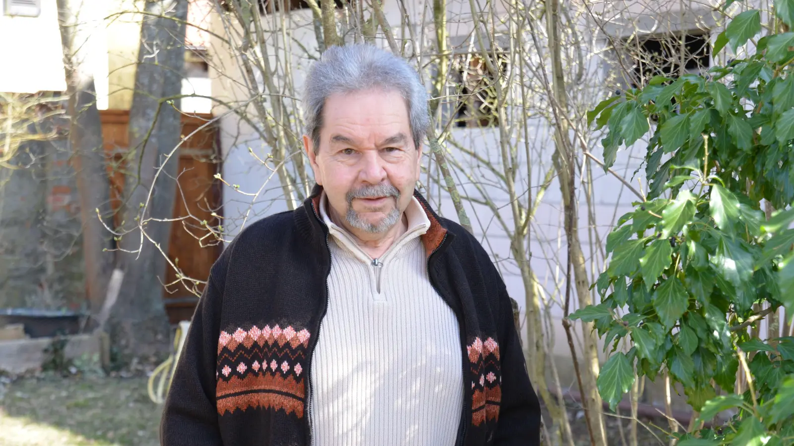 Heinrich Simon wird 75 Jahre alt und hängt sein Hobby an den Nagel. Er hörte nach 23 Jahren als Vorsitzender des Kreisvereins der Kaninchenzüchter auf und wird auch die Zucht aufgeben. Leicht fällt ihm das nicht. (Foto: Christa Frühwald)