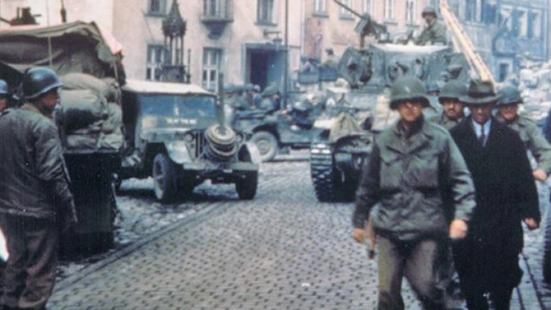 Ein historisches Dokument: US-Truppen besetzen am 19. April 1945 Leutershausen. (Foto: Captain Raymond Ebbage)