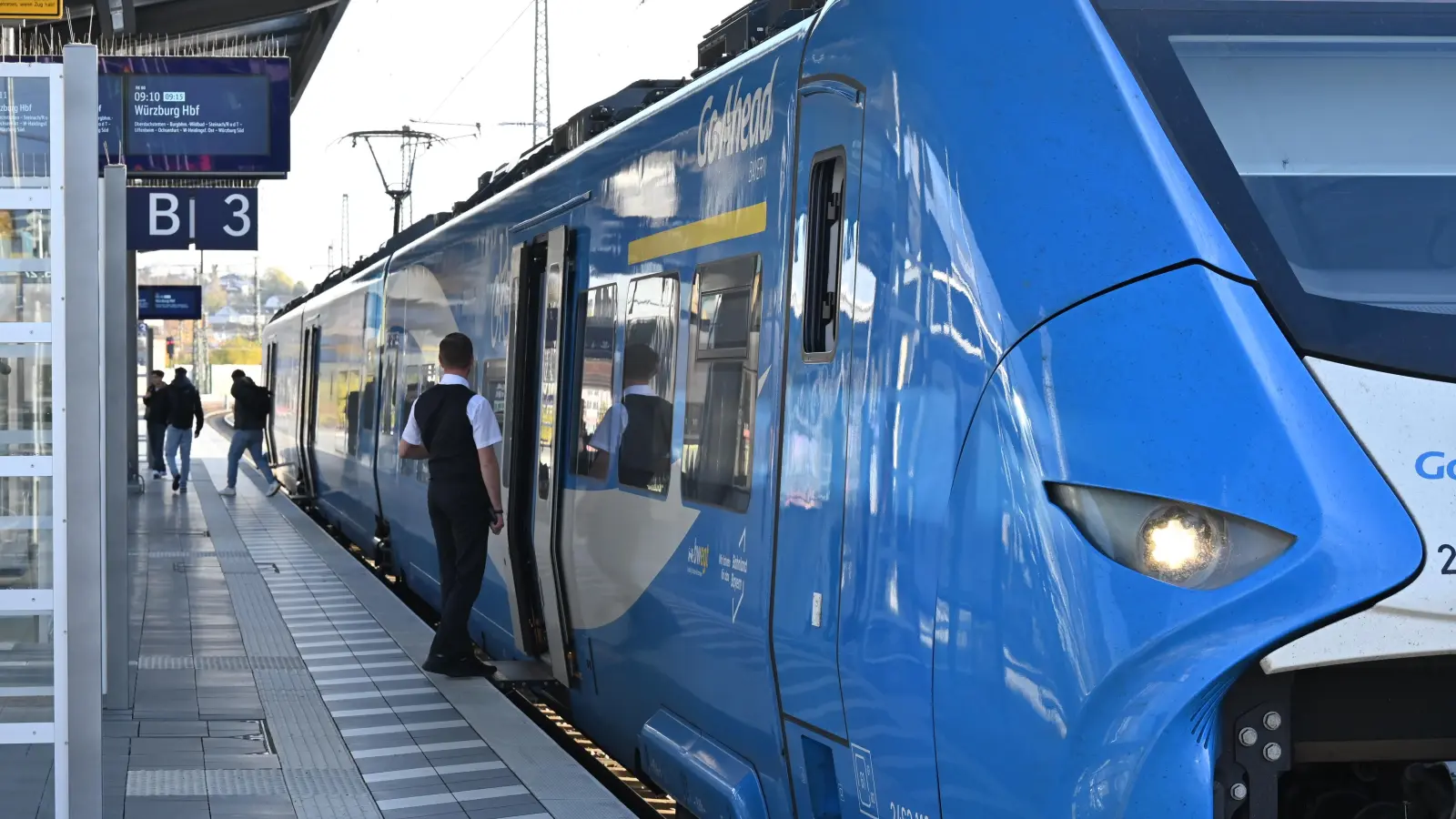 Einsteigen nach Würzburg. Auch in die nördliche Richtung liefen die Züge von Go-Ahead. (Foto: Manfred Blendinger)