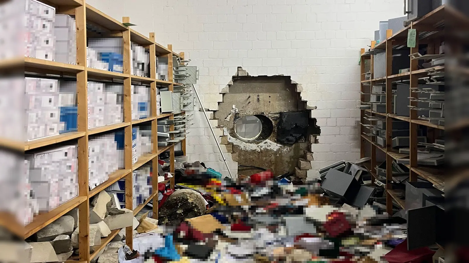 Der Tresorraum der Filiale war völlig verwüstet. (Foto: -/Polizei Gelsenkirchen/dpa)