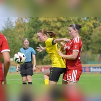 Im Zweikampf: die Weinbergerin Lina Reinsch (in Gelb) und die Münchnerin Laura Dafinger beim letzten Aufeinandertreffen im Testspiel. (Foto: Martin Rügner)