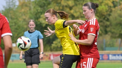 Im Zweikampf: die Weinbergerin Lina Reinsch (in Gelb) und die Münchnerin Laura Dafinger beim letzten Aufeinandertreffen im Testspiel. (Foto: Martin Rügner)