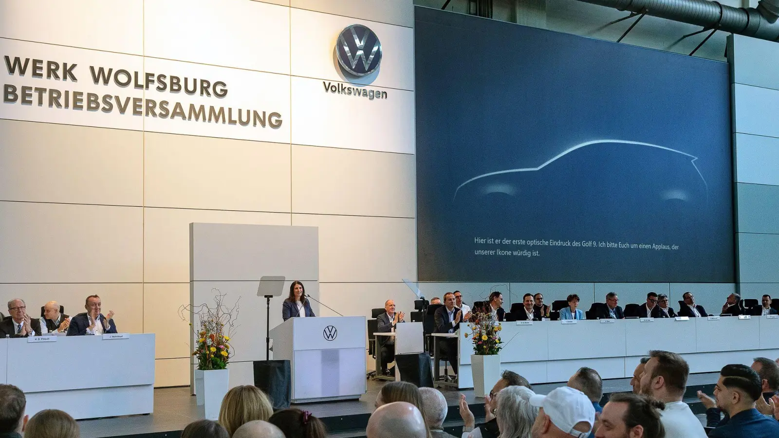 Bei der VW-Betriebsversammlung sind die Umrisse des kommenden Golf 9 erstmals auf der Leinwand zu sehen. (Foto: Cem-Kerim Delikan/Volkswagen AG/dpa)
