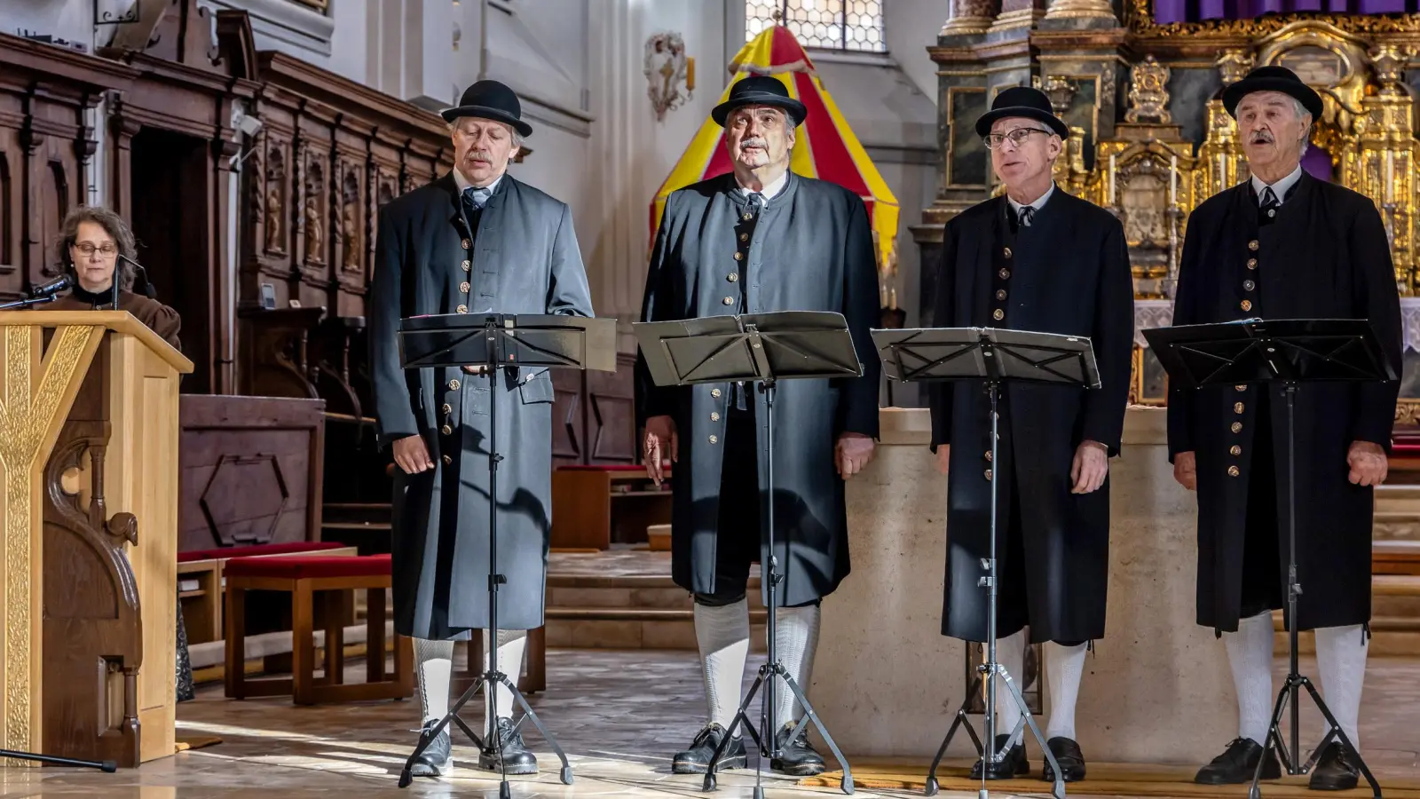 Die Mitwirkenden des Passionskonzertes in der Herrieder Stiftsbasilika (von links): Dr. Heidi Christ und die Bad Windsheimer Sänger und Spielleut Klaus Krämer (1. Tenor), Jürgen Müller (2. Tenor), Gerhard Zelzer (1. Bass und musikalischer Leiter) und Horst Daubinger (2. Bass). (Foto: Günter Schmidt)