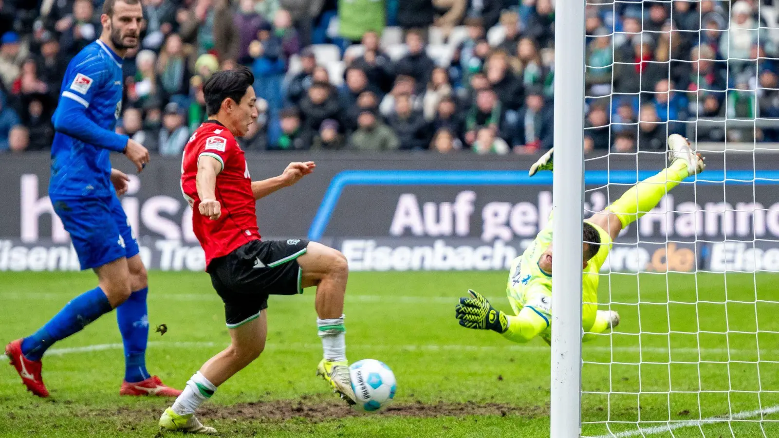 Lee gelingt gegen Darmstadt der Ausgleich. (Foto: David Inderlied/dpa)