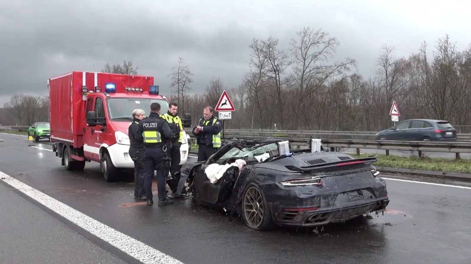 Polizisten stehen an einem Autowrack auf der A3: Vier Menschen sind hier ums Leben gekommen. (Foto: Erwin Pottkiesser/TNN/dpa)