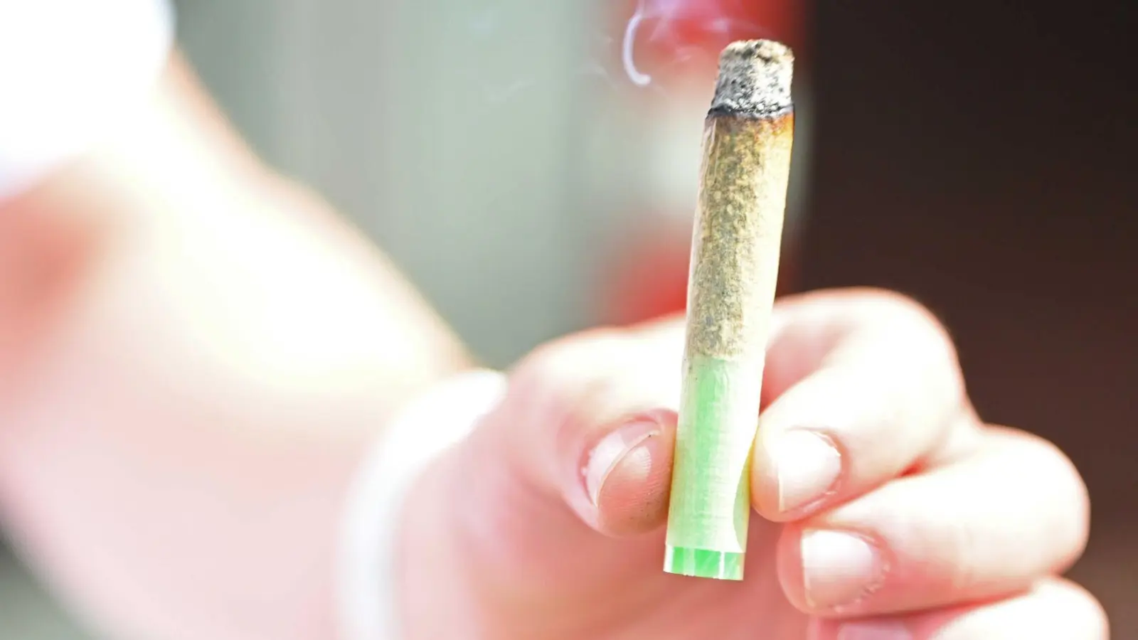 Junge Erwachsene greifen einer neuen Studie zufolge häufiger zu Cannabis als früher. (Illustration) (Foto: Michael Brandt/dpa)