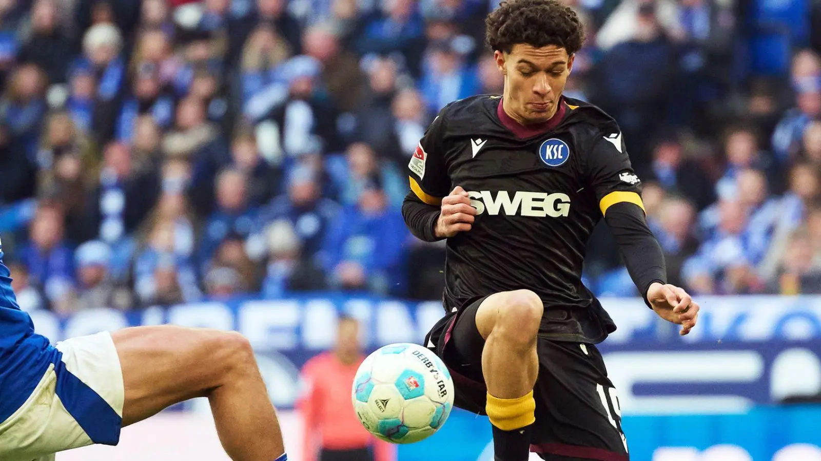 Louey Ben Farhat (r.) spielte beim Karlsruher SC zuletzt groß auf. (Foto: Bernd Thissen/dpa)