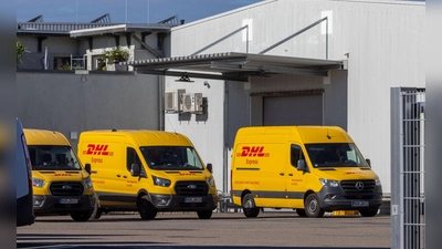 Das DHL-Zentrum in Leizen wurde vorsorglich gesperrt.  (Foto: Jens Büttner/dpa)