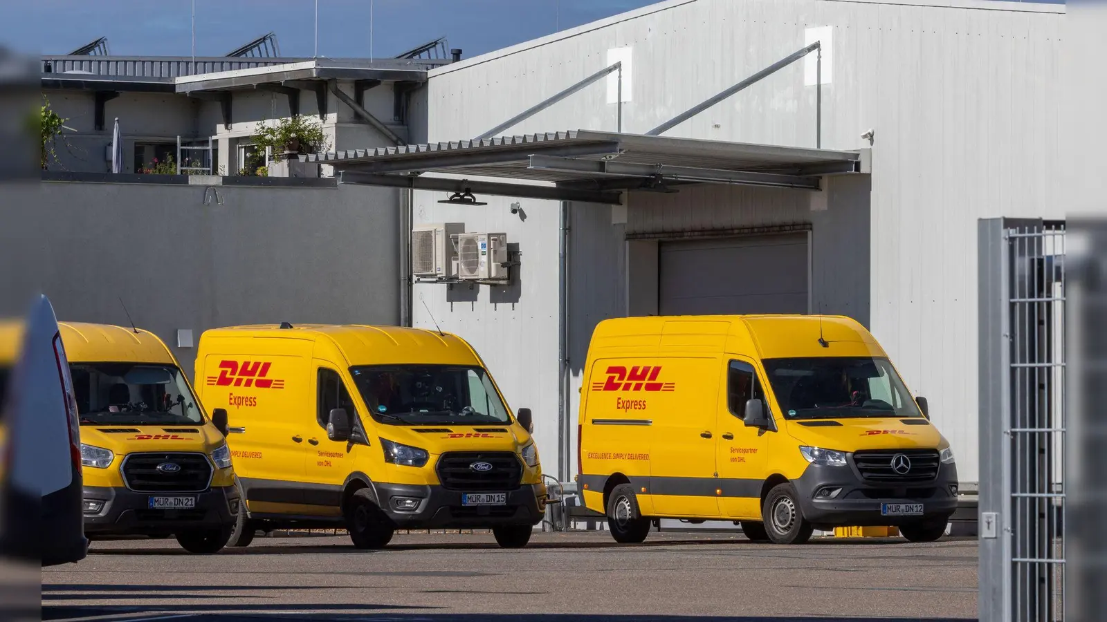 Das DHL-Zentrum in Leizen wurde vorsorglich gesperrt.  (Foto: Jens Büttner/dpa)