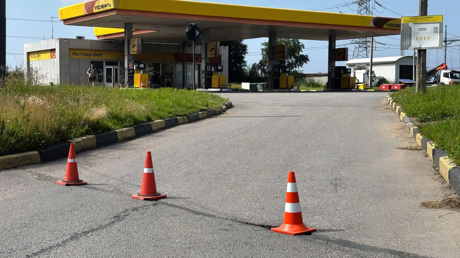 Wegen Treibstoffmangels sind viele Tankstellen in Russland geschlossen. (Archivbild) (Foto: Dmitri Lovetsky/AP/dpa)