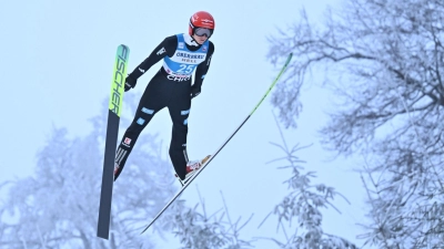 Karl Geiger springt auf Platz drei in Willingen. (Foto: Swen Pförtner/dpa)