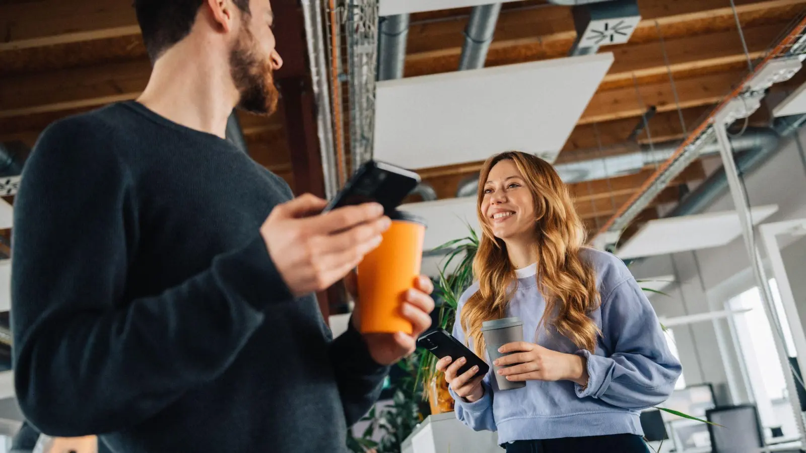 Privatsphäre wahren: Liebesbeziehungen müssen nicht dem Arbeitgeber gemeldet werden. (Foto: Zacharie Scheurer/dpa-tmn)