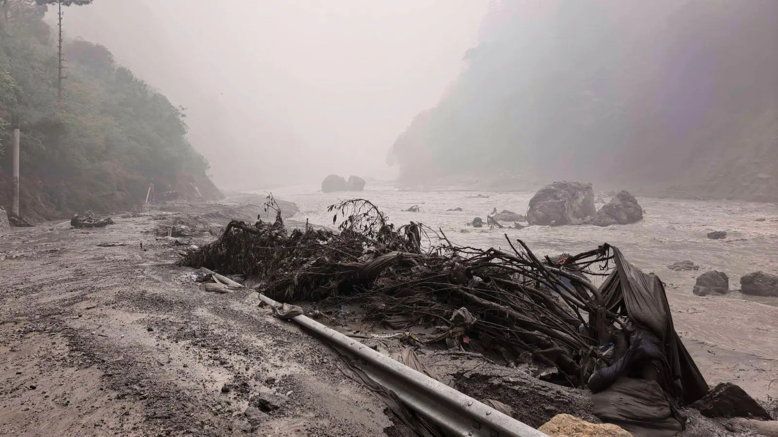 Die Zahl der Vermissten steigt weiter.  (Foto: Anonymous/Xinhua/AP/dpa)