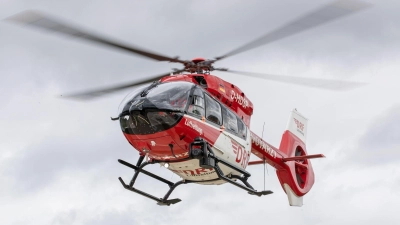 Der Frau wurde mit einem Hubschrauber in ein Krankenhaus geflogen. (Symbolbild) (Foto: Daniel Karmann/dpa)