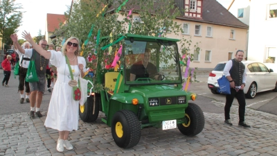 Ein Teil der Platzbürgermeister, beim Festzug: links Sabine Detsch, rechts Bernt Andrae (Foto: Hans-Bernd Glanz)