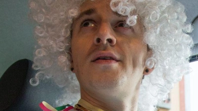 Jeck werden - aber mit Bedacht: Denn bestimmte Kostümierungen sind tatsächlich auch hinter dem Steuer erlaubt - manche jedoch nicht. (Foto: Christin Klose/dpa-tmn)