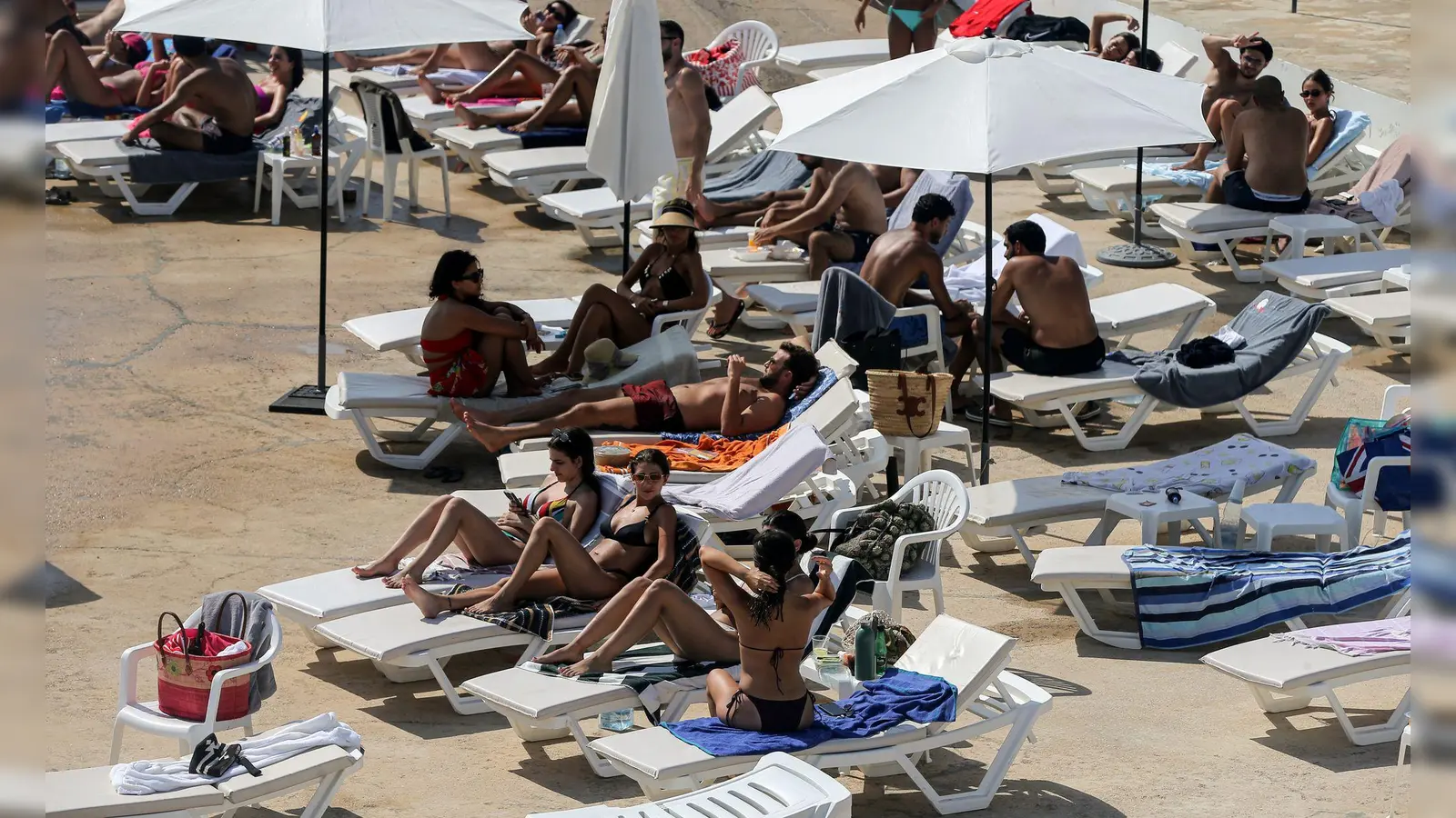 Der Eintritt zum Beiruter Strandclub „Sporting” kostet in diesem Jahr mindestens 30 Euro.  (Foto: Marwan Naamani/dpa)