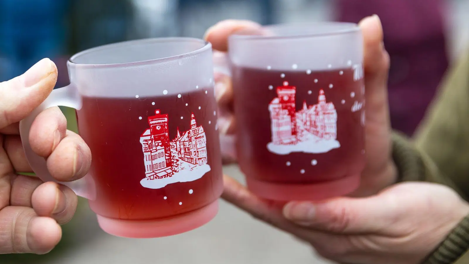 Ein Glas Glühwein in der Pause ist in vielen Fällen unproblematisch, wenn die Tätigkeit es erlaubt. (Foto: Frank Hammerschmidt/dpa/dpa-tmn)