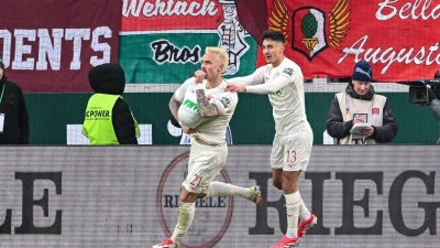 Augsburg Philip Tietz jubelt nach seinem Tor. (Foto: Harry Langer/dpa)