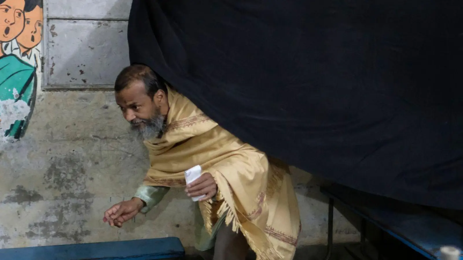 Ein Mann gibt in Dhaka seine Stimme ab. (Foto: Mahmud Hossain Opu/AP)