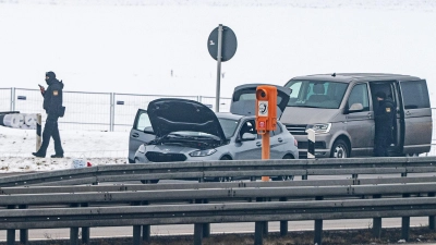 Polizisten hatten den Wagen nachts auf der Autobahn 3 bei Wiesent (Landkreis Regensburg) gestoppt.  (Foto: Armin Weigel/dpa)
